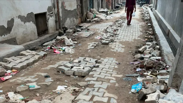 लोनी में जल जीवन मिशन की पाइपलाइन बनी परेशानी, सड़कें खोदीं और मरम्मत भूले जिम्मेदार