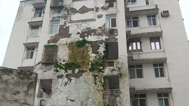 घटिया निर्माण से परेशान शिखर एन्क्लेव के निवासी, उच्च स्तरीय तकनीकी जांच की मांग