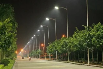 ग्रेटर नोएडा में स्ट्रीट लाइट व्यवस्था होगी दुरुस्त, खराब लाइट की शिकायत के लिए हेल्पलाइन जारी