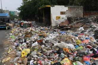 10 लाख मुआवजा और नौकरी के आश्वासन के बाद सफाई कर्मचारियों ने खत्म किया धरना