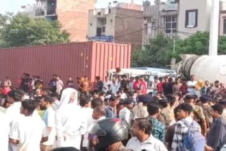 शाहबाद डेरी में 25 वर्षीय ई-रिक्शा चालक की चाकू घोंपकर हत्या: परिजनों ने शव सड़क पर रखकर लगाया जाम