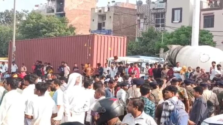 शाहबाद डेरी में 25 वर्षीय ई-रिक्शा चालक की चाकू घोंपकर हत्या: परिजनों ने शव सड़क पर रखकर लगाया जाम