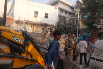 दिल्ली के आली गांव में DDA का बड़ा एक्शन: 4 बीघा सरकारी जमीन से हटा अतिक्रमण, 15 दुकानों और इमारतों पर चला बुलडोजर