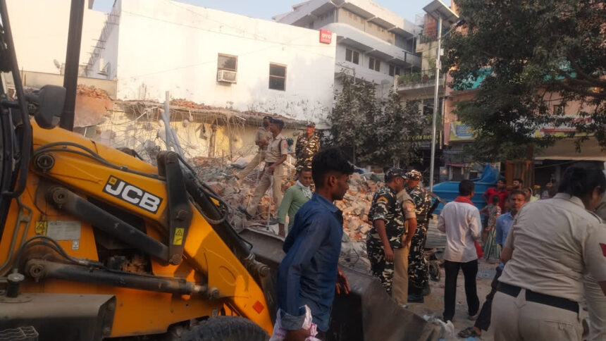 दिल्ली के आली गांव में DDA का बड़ा एक्शन: 4 बीघा सरकारी जमीन से हटा अतिक्रमण, 15 दुकानों और इमारतों पर चला बुलडोजर