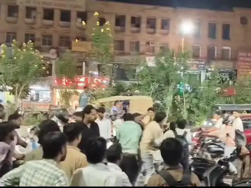 महिला कर्मी से छेड़छाड़ पर सड़क पर संग्राम: मोदीनगर में दो पक्षों में जमकर चले लात-घूंसे, जाम लगा