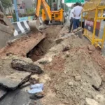नोएडा: करोड़ों की लागत वाला एलिवेटेड रोड अचानक धंसा, 20 फीट लंबा और और 10 फीट गहरा गड्ढा देख मचा हड़कंप