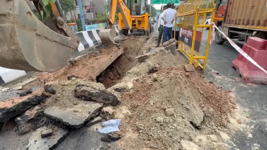 नोएडा: करोड़ों की लागत वाला एलिवेटेड रोड अचानक धंसा, 20 फीट लंबा और और 10 फीट गहरा गड्ढा देख मचा हड़कंप