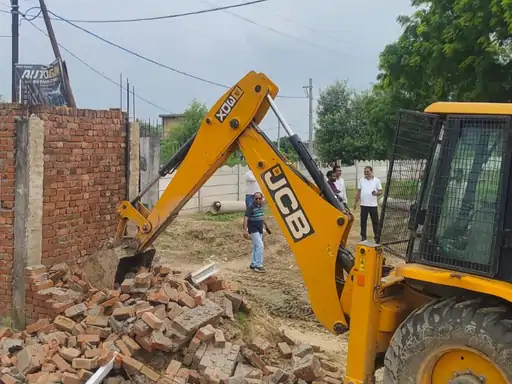 ग्रेटर नोएडा में 125 करोड़ की जमीन अतिक्रमण मुक्त कराई: दो गांवों में 62500 वर्ग मीटर पर अवैध निर्माण तोड़ा