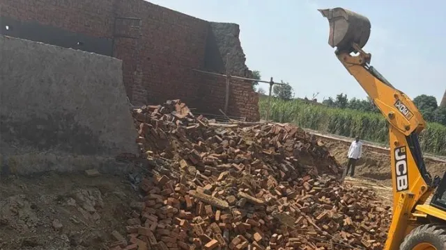 अवैध प्लॉटिंग पर गरजा जीडीए का बुलडोजर: मुरादनगर में विरोध के बावजूद 4 कॉलोनियों में निर्माण कार्य जमींदोज