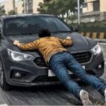 नोएडा में खौफनाक घटना: युवक को बोनट पर लटकाकर 1 KM तक दौड़ाई कार, पुलिस ने कराया समझौता