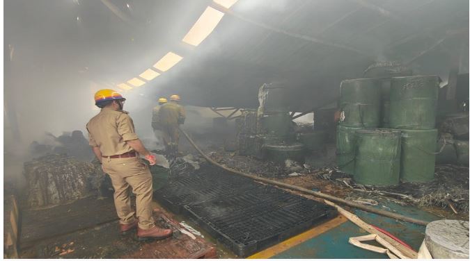 ट्रॉनिका सिटी की फैक्टरी में लगी भीषण आग, डेढ़ घंटे की मशक्कत के बाद काबू