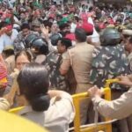 ग्रेटर नोएडा में किसान और पुलिस भिड़े: प्राधिकरण ऑफिस के बाहर हंगामा, 10%आबादी प्लॉट समेत कई मांगों पर अड़े