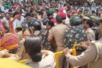 ग्रेटर नोएडा में किसान और पुलिस भिड़े: प्राधिकरण ऑफिस के बाहर हंगामा, 10%आबादी प्लॉट समेत कई मांगों पर अड़े