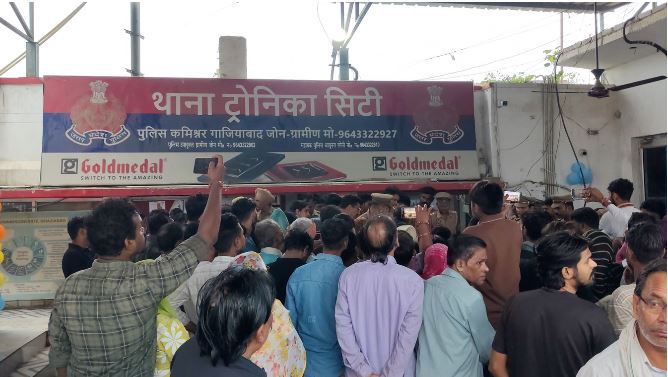 लोनी में युवक की मौत पर बवाल, परिजनों ने लगाया हत्या का आरोप; पुलिस बोली- सड़क हादसा