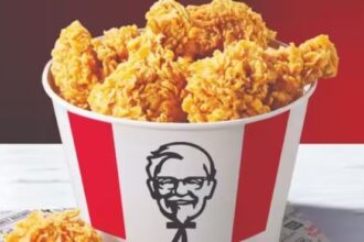 KFC के फ्राइड चिकन में मिला कीड़ा, गौर सिटी मॉल आउटलेट पर खाद्य गुणवत्ता को लेकर सवाल