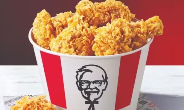 KFC के फ्राइड चिकन में मिला कीड़ा, गौर सिटी मॉल आउटलेट पर खाद्य गुणवत्ता को लेकर सवाल