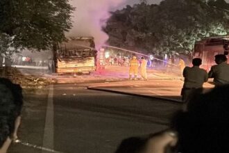 ग्रेटर नोएडा के तुगलपुर में बड़ा हादसा टला: हॉस्टल की खड़ी बस में लगी भीषण आग, धू-धूकर जली