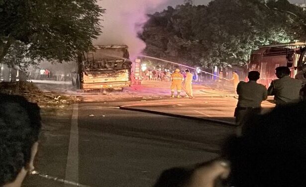 ग्रेटर नोएडा के तुगलपुर में बड़ा हादसा टला: हॉस्टल की खड़ी बस में लगी भीषण आग, धू-धूकर जली