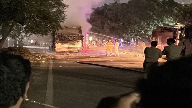 ग्रेटर नोएडा के तुगलपुर में बड़ा हादसा टला: हॉस्टल की खड़ी बस में लगी भीषण आग, धू-धूकर जली