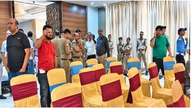 नोएडा-ग्रेनो की सोसायटियों में मचा बवाल: महागुन मॉडर्न में GBM स्थगित, ईको विलेज-1 के लोग पहुंचे पुलिस के पास