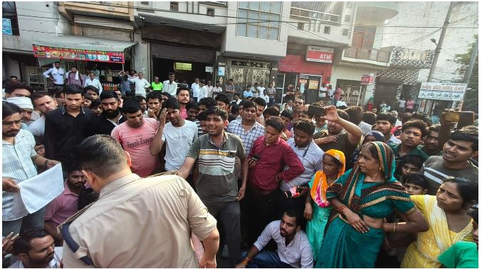 मुरादनगर में दर्दनाक हादसा, पिकअप की टक्कर से महिला की मौत; शव सड़क पर रखकर किया प्रदर्शन