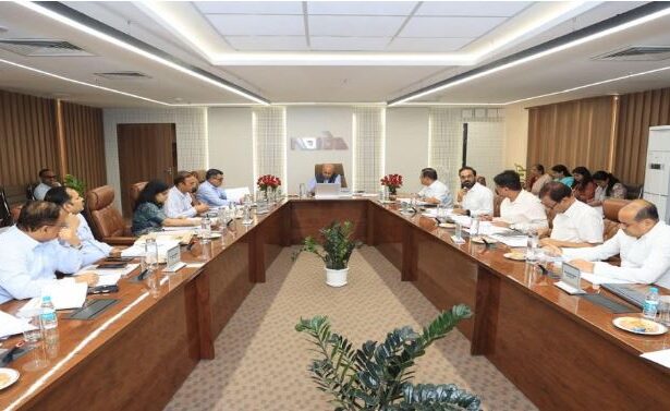नोएडा प्राधिकरण के बड़े फैसले: किसानों का मुआवजा 53% बढ़ा, पुरानी सोसायटियों में फ्लैट रजिस्ट्री को मंजूरी