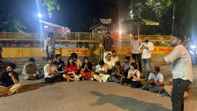 JNU परिसर में छात्रा से फिर छेड़खानी: कार सवार युवकों ने दिया शराब पीने का ऑफर, पुलिस ने 2 को हिरासत में लिया