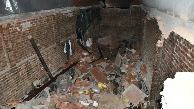 पूर्वी दिल्ली में बड़ा हादसा: ताहिरपुर में अवैध निर्माण के चलते ढही बेकरी की छत, मकान मालिक की मौत, 3 घायल