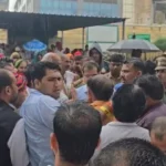 बारिश में भी नहीं टूटा किसानों का हौसला, 4% भूखंड की मांग को लेकर ग्रेटर नोएडा प्राधिकरण का घेराव