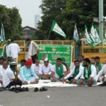 नोएडा गार्डन गैलेरिया मॉल के बाहर किसानों का धरना: 70 लाख रुपए के निवेश में फर्जीवाड़े का आरोप, पुलिस के आला अधिकारी कर रहे बातचीत