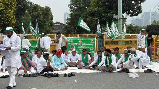 नोएडा गार्डन गैलेरिया मॉल के बाहर किसानों का धरना: 70 लाख रुपए के निवेश में फर्जीवाड़े का आरोप, पुलिस के आला अधिकारी कर रहे बातचीत
