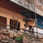 मंगोलपुरी पंजाबी कैंप की जर्जर इमारत में रह रहे 250 परिवार, कभी भी हो सकता है बड़ा हादसा