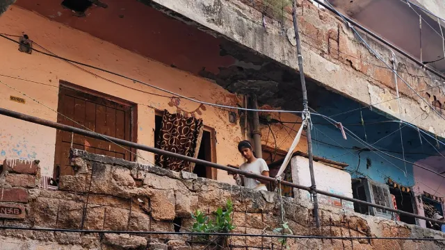 मंगोलपुरी पंजाबी कैंप की जर्जर इमारत में रह रहे 250 परिवार, कभी भी हो सकता है बड़ा हादसा