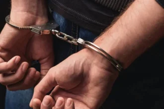 कारोबारी पर फायरिंग मामले में एक आरोपी गिरफ्तार, तमंचा और स्कूटी बरामद