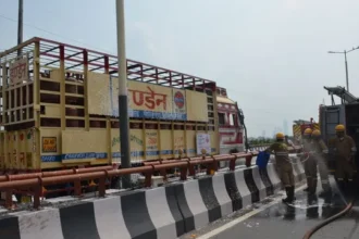 नोएडा एलिवेटेड रोड पर LPG से भरे ट्रक में लगी आग, एलिवेटेड रोड पर धुआं उठते ही मचा हड़कंप, 5 फायर टेंडर पहुंचे और टला बड़ा हादसा