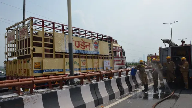 नोएडा एलिवेटेड रोड पर LPG से भरे ट्रक में लगी आग, एलिवेटेड रोड पर धुआं उठते ही मचा हड़कंप, 5 फायर टेंडर पहुंचे और टला बड़ा हादसा