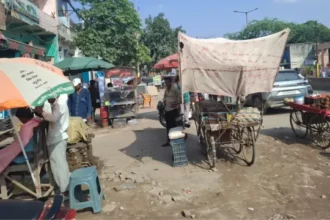 लोनी में फुटपाथ पर दुकानदारों का कब्जा, ठेला लगाने के लिए 2 से 15 हजार रुपये मासिक वसूली का आरोप