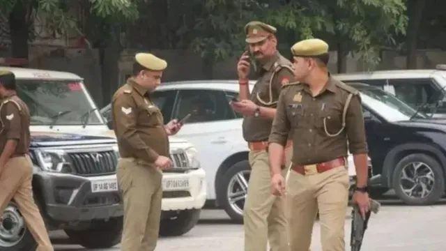 गाजियाबाद में कुत्ता घुमाने को लेकर विवाद, रिटायर्ड इंस्पेक्टर समेत चार पर FIR; मारपीट का वीडियो वायरल