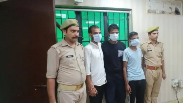 नोएडा में बेखौफ लुटेरे गिरफ्तार: भीड़-भाड़ और कंपनियों के बाहर करते थे छिनैती, 22 मोबाइल और चोरी की बाइक बरामद