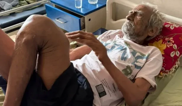 बेटे के लिए छोड़ी नौकरी, उसी ने तोड़ी हड्डी! मैनपुरी के 80 वर्षीय बुजुर्ग की दर्दनाक कहानी