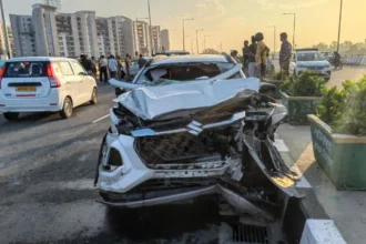 रफ्तार का कहर! एलिवेटेड रोड पर एक के बाद एक टकराईं 5 कारें, मची अफरा-तफरी