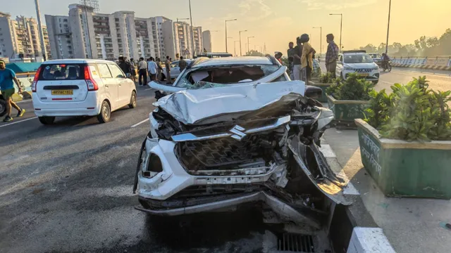 रफ्तार का कहर! एलिवेटेड रोड पर एक के बाद एक टकराईं 5 कारें, मची अफरा-तफरी
