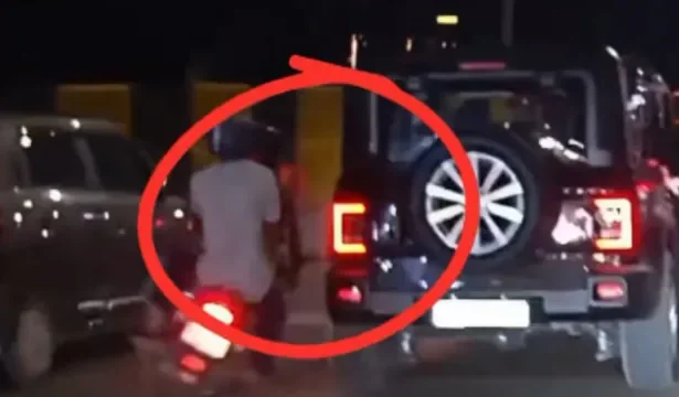 द्वारका एक्सप्रेसवे पर थार का कहर: बाइक सवारों को जोरदार टक्कर मारकर फरार हुआ चालक