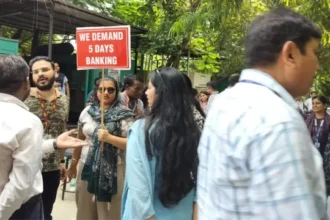 नोएडा में सड़कों पर उतरे बैंक कर्मचारी: काले कपड़े पहनकर दर्ज कराया विरोध, जानें क्या हैं प्रमुख मांगें