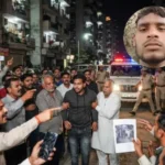 नोएडा में मोबाइल चोरी के शक में युवक की पीट-पीटकर हत्या, पुलिस ने 12 लोगों को लिया हिरासत में