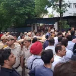 तिलक नगर सड़क विवाद पर सियासत तेज, थाने के बाहर आप का प्रदर्शन
