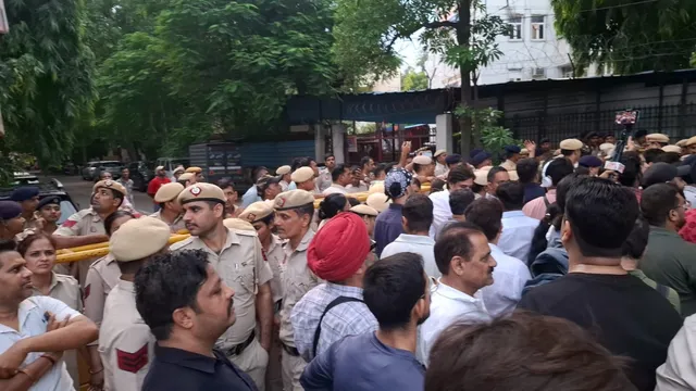 तिलक नगर सड़क विवाद पर सियासत तेज, थाने के बाहर आप का प्रदर्शन