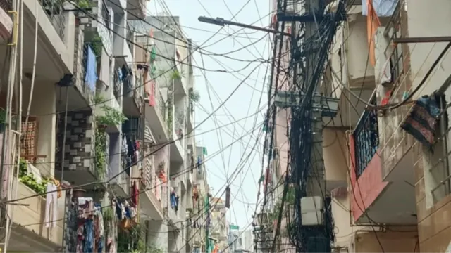 ट्रांस हिंडन में अंधेरे का राज: निर्देशों के बावजूद महीनों से खराब पड़ी हैं स्ट्रीट लाइटें, हर चौथी गली में बना डर का माहौल