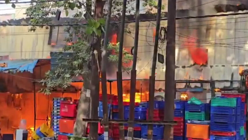 इंदिरापुरम में भीषण अग्निकांड: काला पत्थर रोड पर गोदाम और दुकानों में लगी आग, कई फ्लैट्स कराए गए खाली