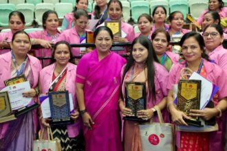 दिल्ली सरकार का आशा वर्करों को बड़ा तोहफा: मानदेय दोगुना होकर ₹6,000 हुआ; ‘मिशन ANMOL’ का विस्तार